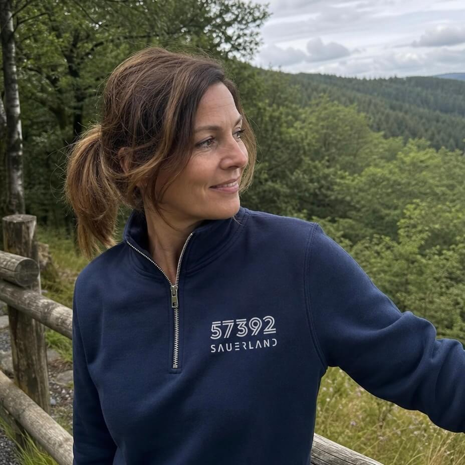 Modelfoto mit dem neuen navy blauem Sauerland Pullover