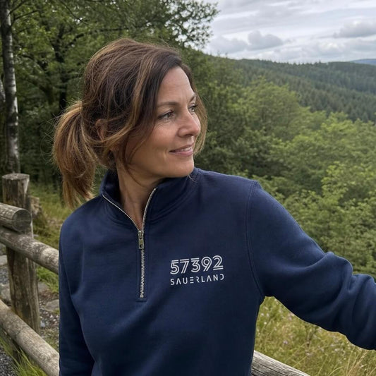 Modelfoto mit dem neuen navy blauem Sauerland Pullover