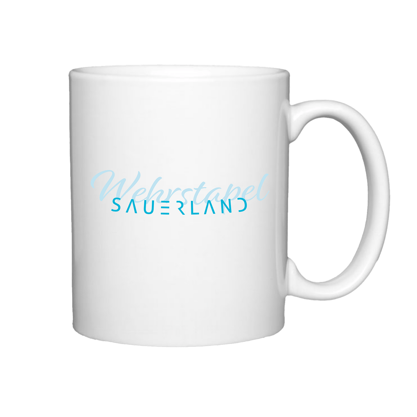 Weißer Becher mit modernem Sauerland-Logo in azurblau aufgedruckt. Darüber steht in geschwungener Schrift der Dorfname Wehrstapel