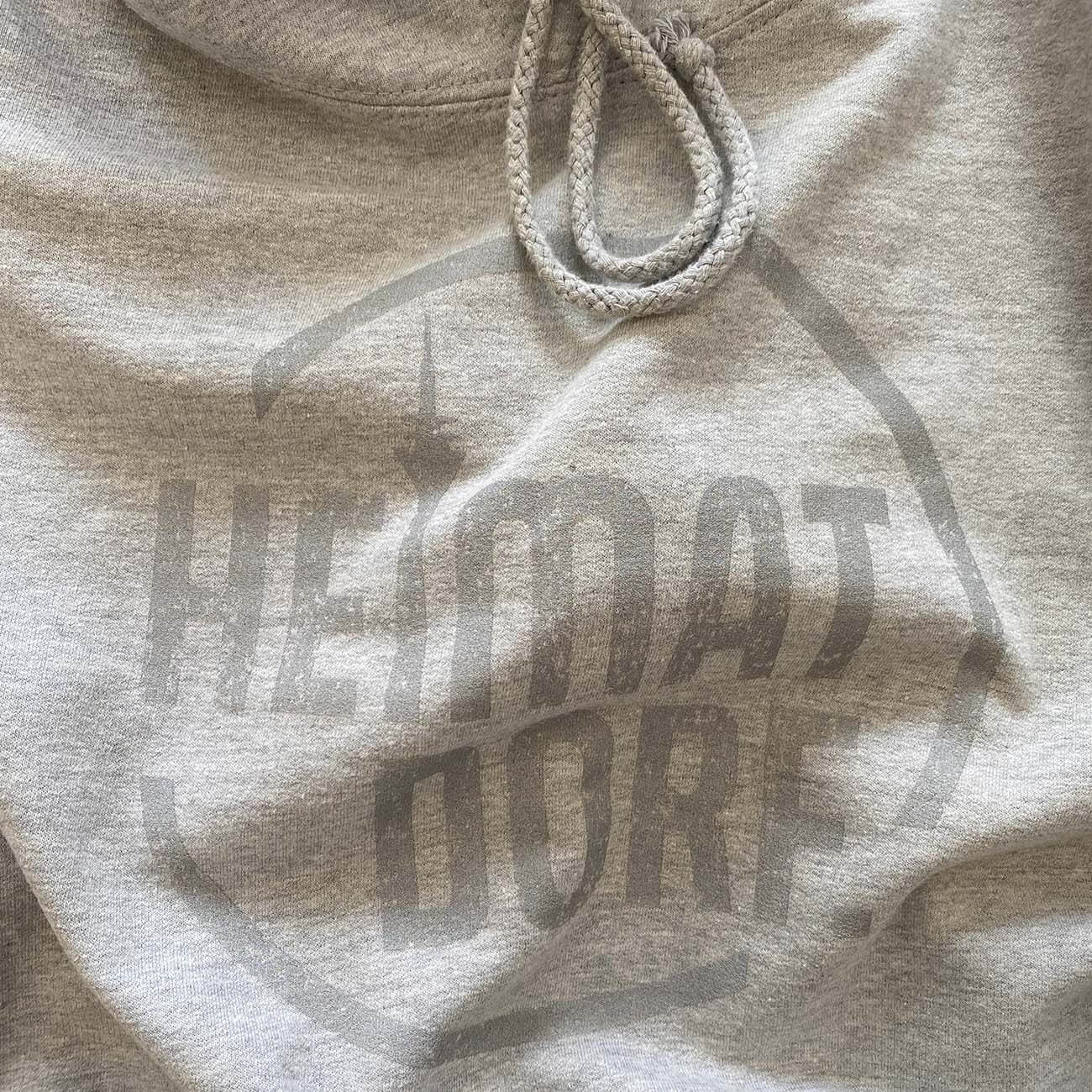 Nahaufnahme des HEIMATDORF Düsseldorf Hoodie in heathergrey